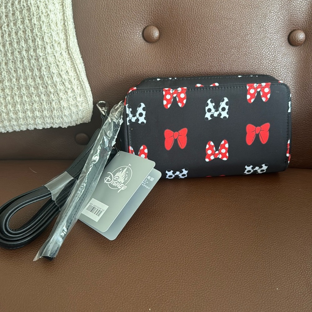 Minnie Mouse wallet with various ways to use